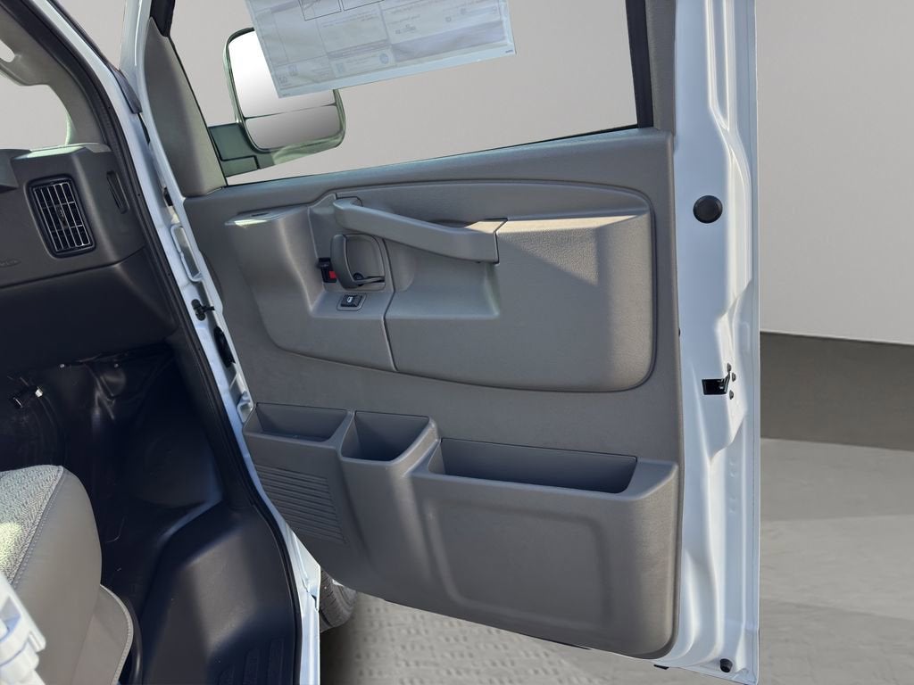 2025 Chevrolet Express Cargo 3500 WT