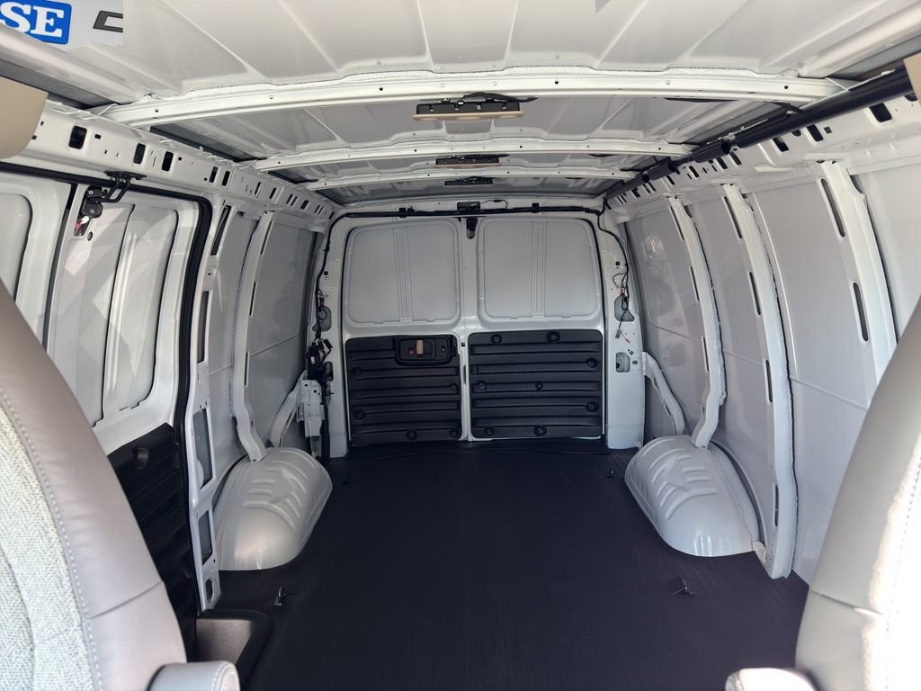 2025 Chevrolet Express Cargo 3500 WT