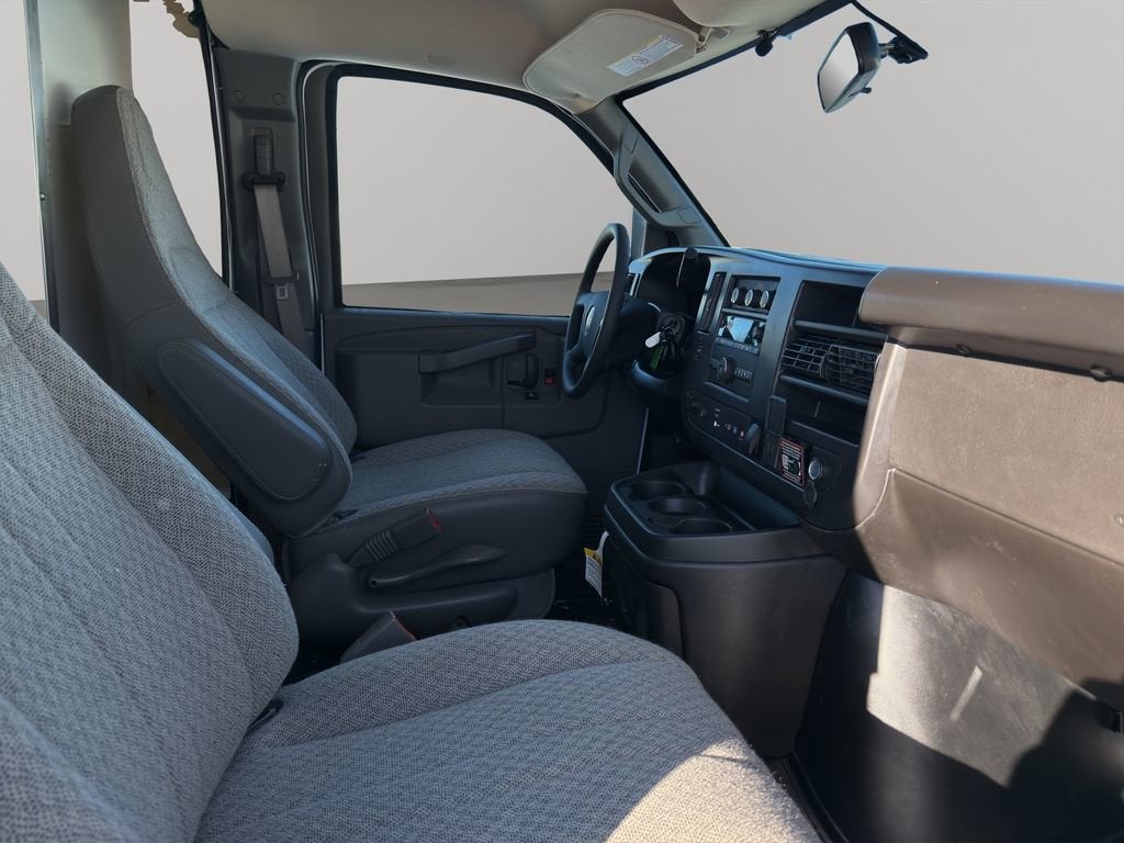 2025 GMC Savana Cutaway 3500 1WT