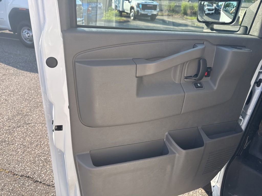 2025 GMC Savana Cutaway 3500 1WT