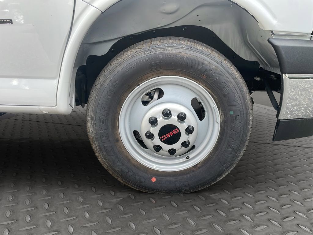 2025 GMC Savana Cutaway 3500 1WT